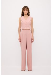 Roze cropped vest met drie knoopjes, gecombineerd met hoogwaardige, wijde broek van dezelfde stof, wat zorgt voor een samenhangende outfit.