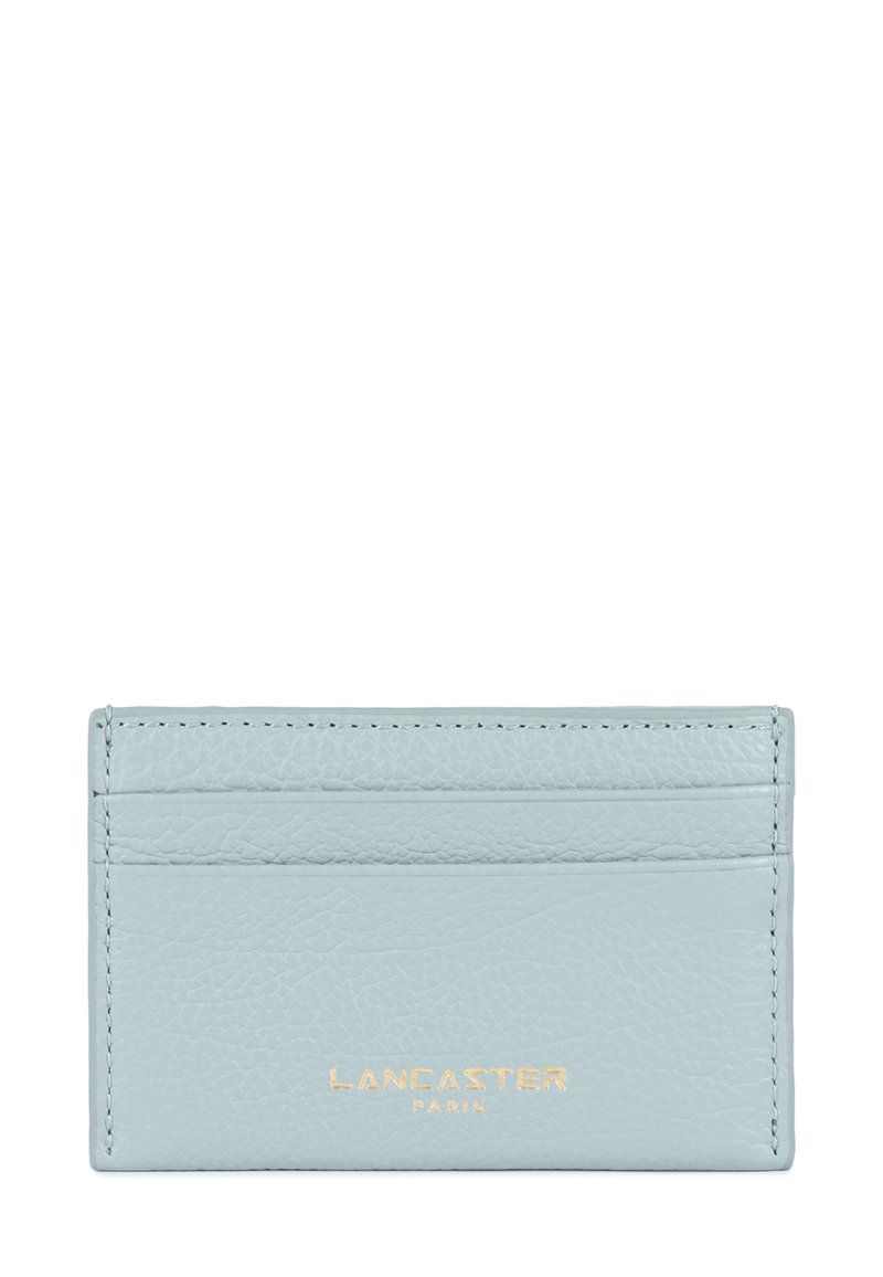 Portafoglio in pelle azzurro chiaro con quattro slot per carte e logo dorato in rilievo "LANCASTER PARIS" in basso. Texture liscia, forma rettangolare.