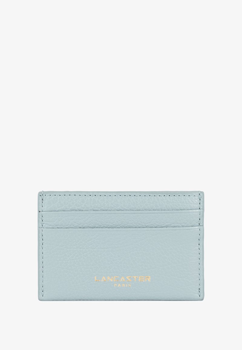 Portafoglio in pelle azzurro chiaro con quattro slot per carte e logo dorato in rilievo "LANCASTER PARIS" in basso. Texture liscia, forma rettangolare.