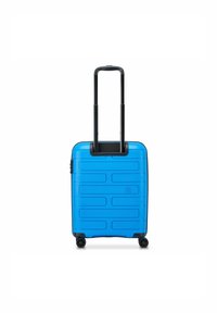 Blauer Hartschalenkoffer mit strukturierten Oberflächen, schwarzem teleskopischem Griff und vier schwarzen Rädern. Verfügt über Akzente in horizontaler Linienführung.