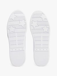 Talpi de teniși albi cu modele de stele și textură zimțată. Caracteristicile includ caneluri liniare și stele mici pentru aderență. Finisaj neted.