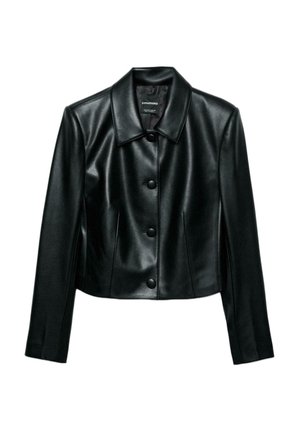 Černá krátká bunda z umělé kůže se špičatým límečkem, dlouhými rukávy a čtyřmi velkými knoflíky vpředu uprostřed.