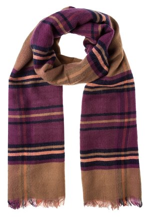Miękki wełniany szal w kratę w kolorach fioletowym, brązowym, granatowym i brzoskwiniowym, luźno założony z frędzlami na białym tle.