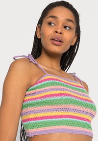 Top cropped de crochê com listras multicoloridas em verde, rosa, amarelo e azul. Possui alças ajustáveis em lavanda e um design texturizado.