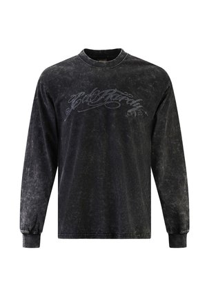 T-shirt nero a maniche lunghe con una texture sbiadita, caratterizzato da un design in scritta grigia sul davanti, polsini a coste e colletto tondo.