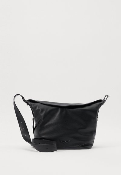 Sac à épaule en cuir noir avec une forme courbée, bandoulière réglable et légère brillance. Dispose d'une fermeture zippée et d'un accent de marque sur le devant.