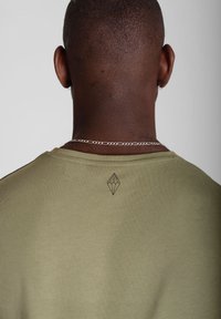 CRYSTAL PARIS CLASSIC - Triko s potiskem - olive