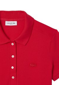 Rotes Lacoste Slim-Fit Polohemd mit weißen Knöpfen und gesticktem Krokodil-Logo auf der Brust.