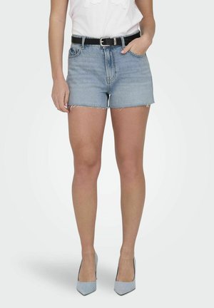 Shorts di jeans a vita alta di colore azzurro chiaro con orlo sfrangiato, dotati di tasche frontali e una cintura nera, abbinati a scarpe con tacco grigie.
