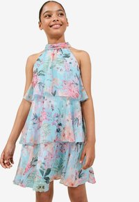 Hellblaues, mit Blumenmuster versehenes Kleid mit Halsband, lagigem Rüschendesign und weichem, transparentem Stoff, der rosa und grüne Akzentfarben aufweist.