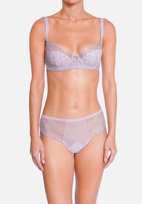 Soutien-gorge en dentelle lilas avec bonnets en tulle transparent et détails de coutures arrondies, assorti à une culotte taille haute présentant un design similaire.