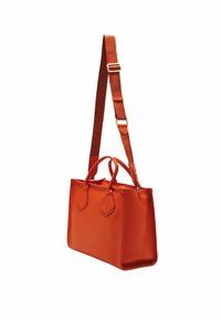 Sac à main en cuir orange avec deux poignées supérieures et une bandoulière réglable. Présente un design structuré et une texture lisse.