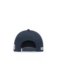 Sötétkék baseball sapka, merev karimával, állítható snapback zárással és fehér hímzett szöveggel a hátán. Simaságú szövettextúra.
