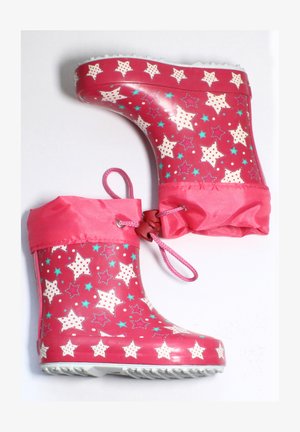Bottes de pluie roses avec des motifs d'étoiles et de pois, dotées d'un haut en tissu cintré, d'un corps en caoutchouc et de semelles blanches texturées pour une bonne adhérence.