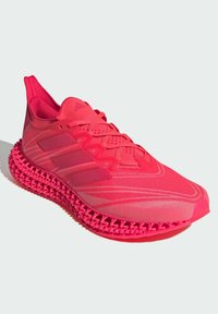 Scarpa sportiva rosa con una tomaia testurizzata, marchio a tre righe e una suola con un motivo distintivo. Design leggero e con allacciatura.