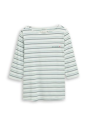 Witte longsleeve met dunne horizontale groene strepen en de tekst "love is everything" met een rood hartje op de linkerborst.