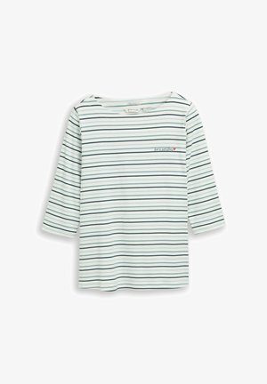 Witte longsleeve met dunne horizontale groene strepen en de tekst "love is everything" met een rood hartje op de linkerborst.