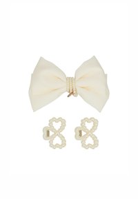 Fascia per capelli in tessuto bianco con decorazioni a perla e due fermagli coordinati a forma di cuore, ognuno decorato con piccoli dettagli a perla.