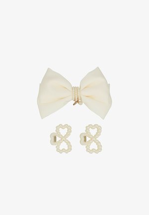 Fascia per capelli in tessuto bianco con decorazioni a perla e due fermagli coordinati a forma di cuore, ognuno decorato con piccoli dettagli a perla.