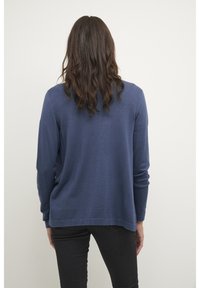 Marineblauer Strickpullover mit langen Ärmeln, gerippten Bündchen und lockerem Schnitt, der einen etwas längeren Rückensaum aufweist.