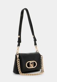 Borsa a tracolla in pelle nera con un design strutturato, dotata di una tracolla in catena dorata e di una chiusura ovale. Superficie testurizzata con dettagli metallici.