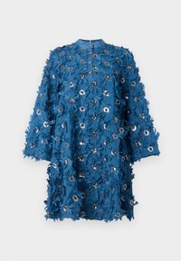 Teal kjole med knappet halslinje, trekvart lange ermer og blomsterapplikasjoner. Har metalliske detaljer og et teksturert, lagdelt stoffdesign.