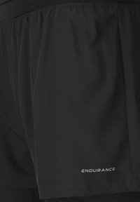 Zwarte sportshorts met een elastische tailleband en het logo "ENDURANCE" gedrukt vlakbij de zoom aan de rechterkant.