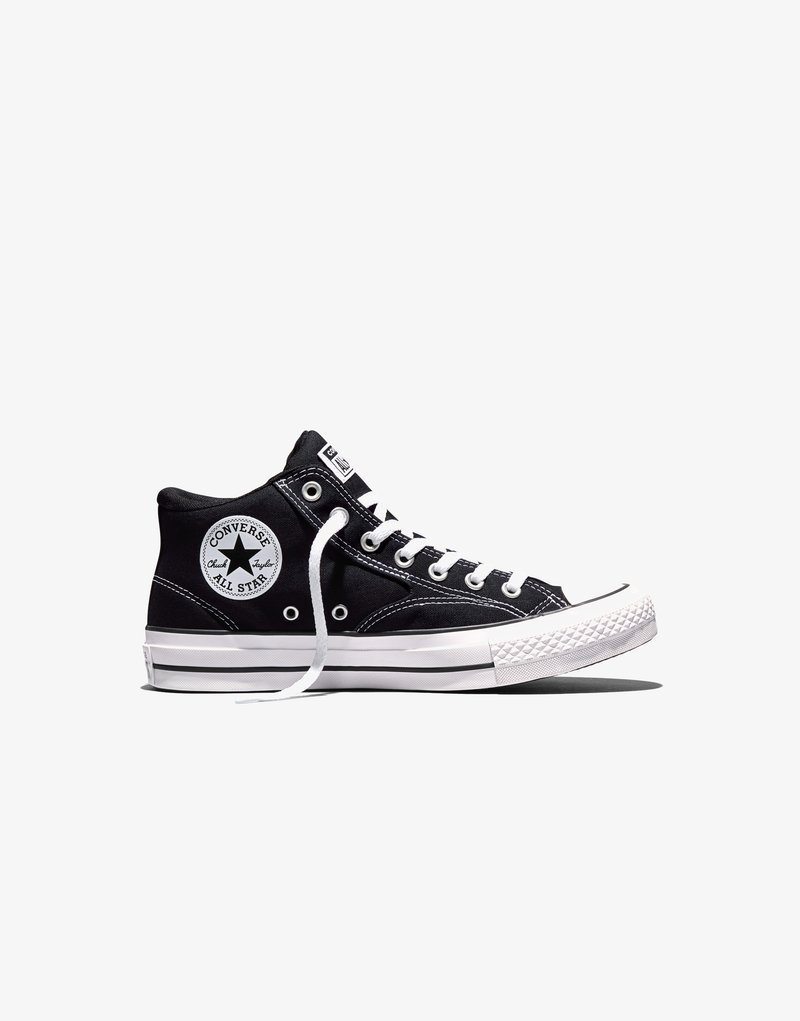 Fekete magas szárú Converse All Star tornacipő fehér fűzővel, gumitalppal és logófolttal az oldalon, fehér háttér előtt fényképezve.
