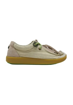 Zapato casual beige de perfil bajo con cordones verdes y suela marrón gruesa, diseñado para la comodidad y el uso diario, mostrado de lado.