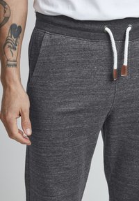 11 Project PRMENKO REGULAR FIT - Trainingsbroek - black