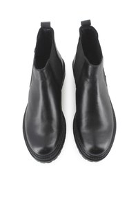 Botas de tobillo de cuero negro con paneles laterales elásticos, punta redonda y suela de goma texturizada. Acabado liso con detalles de costura mínimos.