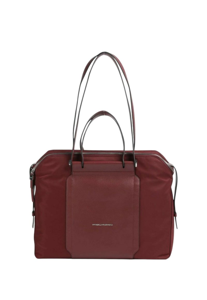Borsa a tracolla bordeaux realizzata con una combinazione di materiali in pelle e nylon, con manici doppi, una tasca frontale e una chiusura con zip argentata.