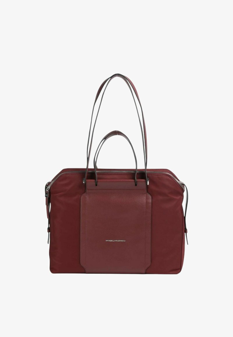 Borsa a tracolla bordeaux realizzata con una combinazione di materiali in pelle e nylon, con manici doppi, una tasca frontale e una chiusura con zip argentata.