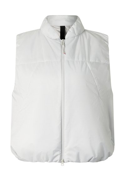 Biała, bezrękawnikowa kamizelka z wkładką, z wysokim kołnierzem i zamkiem błyskawicznym z przodu, zaprojektowana dla ciepła i lekkiego komfortu.