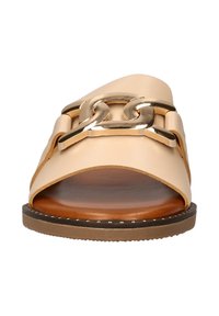 Beige slip-on sandalen met open teen, voorzien van gouden hardware accenten en een gladde lederen bovenkant. Bruine binnenzool met een gestructureerde zool.