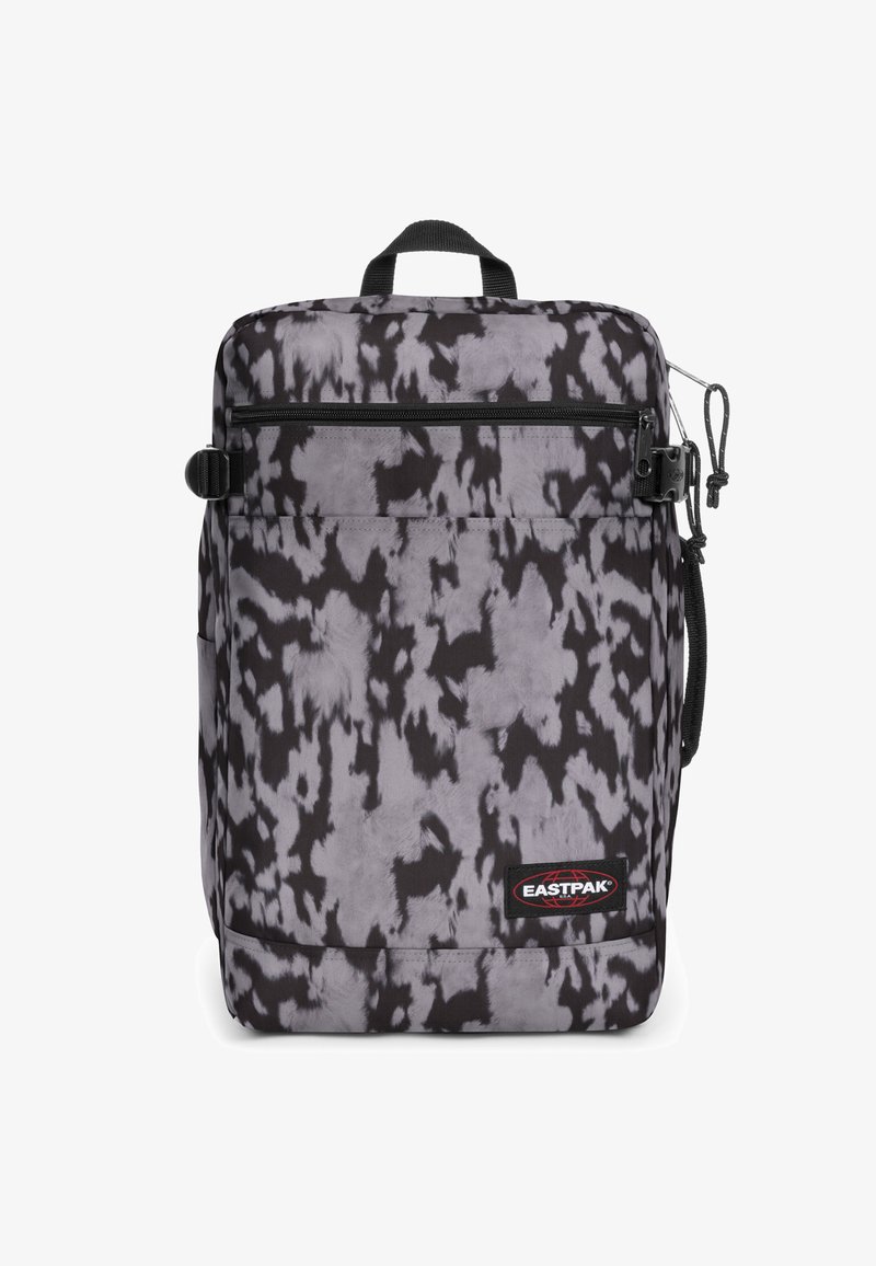 Sac à dos avec un motif abstrait texturé gris et noir, équipé d'une poignée supérieure, d'une poche avant zippée, de bretelles réglables et d'un écusson de marque.