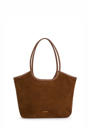 Borsa tote in suede marrone con manici doppi, bordi in pelle a contrasto, apertura superiore e discreta personalizzazione dorata sul davanti. Forma della borsa regolabile.