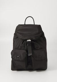 Zaino in nylon nero con pattina pieghevole, chiusura a coulisse, due tasche frontali e una maniglia superiore per un facile trasporto.