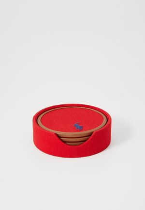 Cutie roșie rotundă de depozitare cu un exterior din țesătură texturată, accente din piele maro și un mic logo albastru. Prezintă un design cu capac glisant.