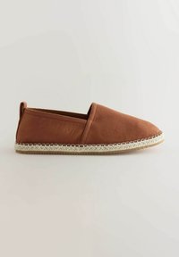 Brune stof slip-on sko med en flad vævet jute sål og en tekstureret overdel. Rund tå med en lav hæl og minimale syninger.