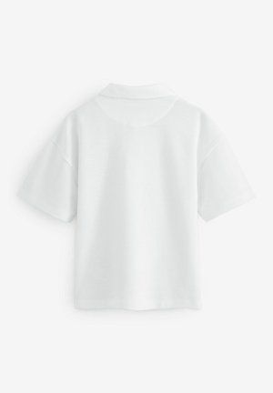 Valkoinen lyhythihainen polo-paita klassisella kauluksella, pehmeä rakenne ja yksinkertainen, koristeltu design. Ei näkyviä logoja tai kuvioita.