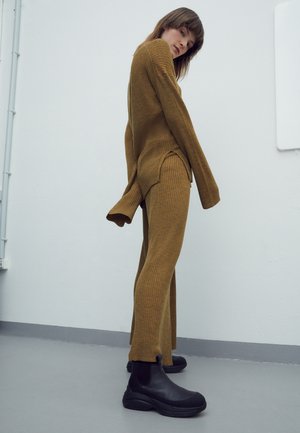 CAMIRE - Pantalon classique - dry moss