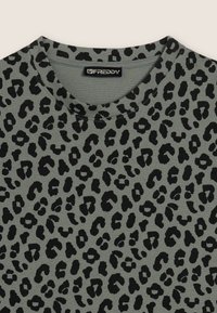 T-shirt grigio con motivo a stampa leopardata nera, scollatura rotonda e tessuto morbido. Etichetta del marchio visibile sulla scollatura.