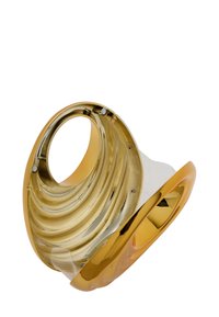 Gouden en transparante acrylaccessoire met een draaiend, sculpturaal ontwerp en een ronde opening. Effen textuur met een glanzende, metallic afwerking.
