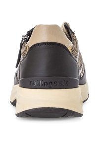 Zwarte en tan sneaker met een gestructureerde mesh bovenkant, gladde leren accenten en een dikke crème kleurige zool; beschikt over "rollingsoft" branding.