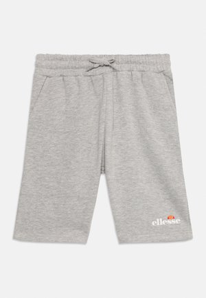 Jasnoszare dresowe krótkie spodenki do kolan z elastycznym pasem, sznurkiem do regulacji, kieszeniami bocznymi oraz białym logo "ellesse" na lewej nodze.