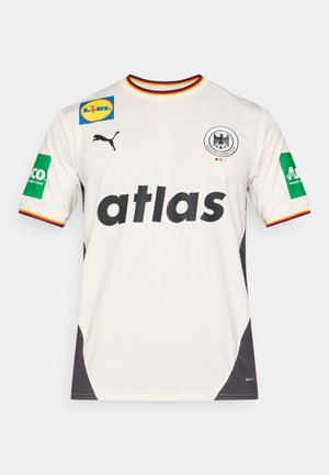 Balta sporta krekls ar melniem akcentiem, uz kura ir uzraksts "atlas" biezos burtiem, Puma logo un dažādi krāsaini sponsoru plāksteri uz piedurknēm un krūtīm.