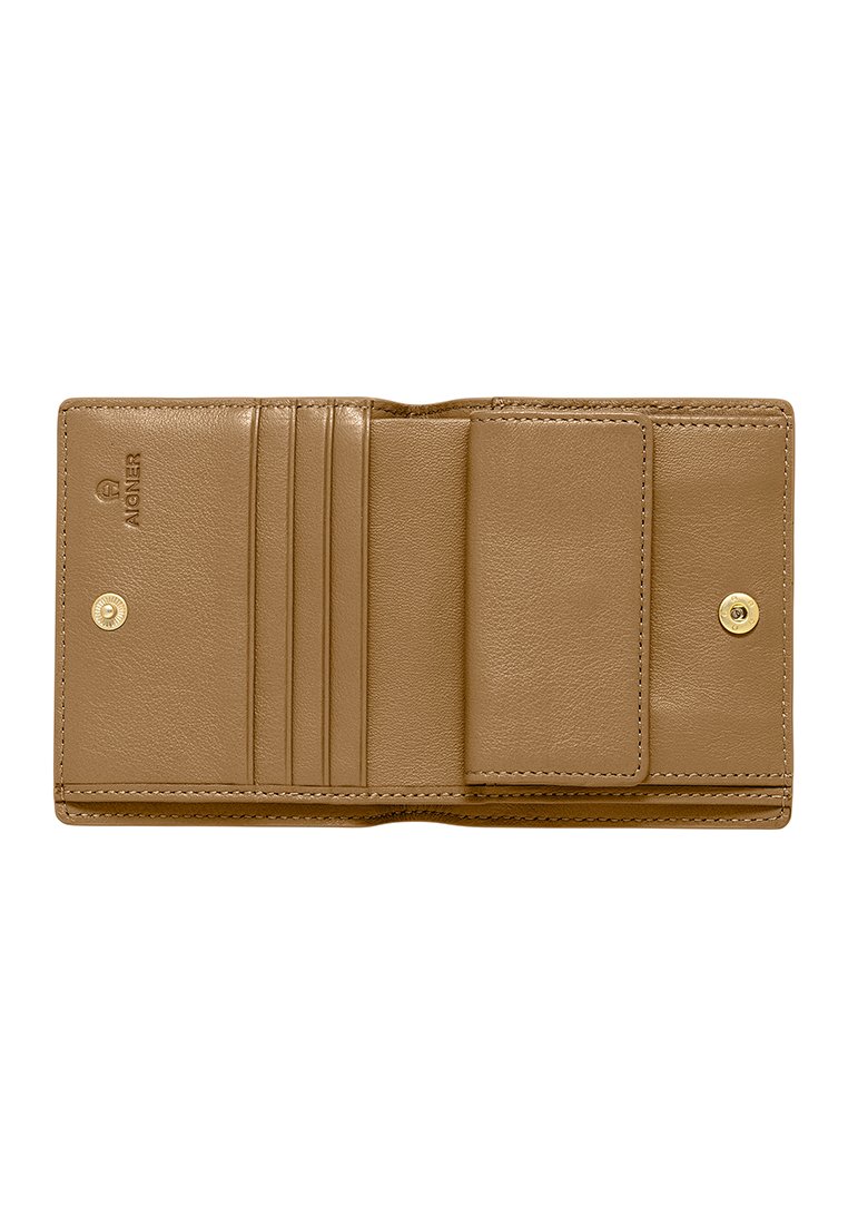 Portefeuille en cuir tan avec six emplacements pour cartes, un compartiment central et une fermeture à pression. Texture lisse, lignes épurées et branding minimal.