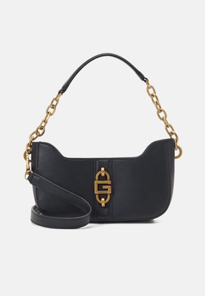 Sac à bandoulière en cuir noir avec accents de chaîne dorée et un fermoir central en or portant le logo Guess, comprenant une sangle en cuir supplémentaire.