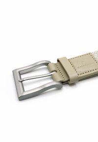 Cintura in pelle beige con fibbia metallica argentata, caratterizzata da una texture liscia e un dettaglio cucito sulla fascia.